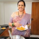 Sujatha Babu Ramesh Instagram - Sema tasty CRISPY ALOO BYTES 😍😍😍#reels #instareels #instagram #youtuber #shorts #influencer #trendingreels #cooking #shortsvideo #youtubechannel #homemade #homemadefood #snacks #crispy #sujatha babu #saree #sareelove #eveningsnacks #teatime