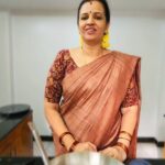 Sujatha Babu Ramesh Instagram - உருளைக்கிழங்கு அல்வா 😍😍 #reelsinstagram #reels #instagram #insta #shorts #youtube #youtuber #youtubevideos #youtubevideo #easy #easyfood #sweets #vegetarian #saree #sareelove #sareecollection