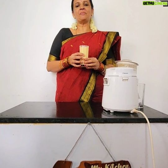 Sujatha Babu Ramesh Instagram - கோடைக்கு ஏற்ற குளு குளு ஜூஸ் 😍😍கிர்ணி பழ ஜூஸ் #reels #instareels #instagram #youtuber #shorts #influencer #trendingreels #shortsvideo #youtubechannel #youtuber #cooking #homemade #jiuce #summer #holiday #chill #saree #sareelove #beatthesummer #healthy #healthyfood #fruits #fruit