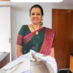 Sujatha Babu Ramesh Instagram - EGGLESS CAKE 😍😍 முட்டை இல்லாத கேக் 😍😍 #reels #instareels #reelsinstagram #shorts #youtube #youtuber #xmas #christmas #newyear #cake #eggless #snacks #saree #sareelove #sareecollection #easy #cooking அரை டம்ளர் சர்க்கரையை வாணலியில் போட்டு சூடு பண்ணிட்டு இருந்தா அது கலர் மாறி வரும் உடனே அரை டம்ளர் சுடு தண்ணிய அதுல ஊத்திட்டு ஆற வச்சு ஒரு பாத்திரத்தில் எடுத்துக்கோங்க. இதுல அரை கப் மில்க் மெய்டு, அரக்கப் வெண்ணை, இரண்டையும் சேர்த்து நல்லா கலந்து விட்டு, பொடியா துருவின இஞ்சி ஒரு ஸ்பூன், ஆரஞ்சு சுளை 4, அப்புறம் நமக்கு பிடிச்ச, நம்ம வீட்ல இருக்கிற, பேரிச்சை,உலர் திராட்சை, முந்திரி எல்லாம் சேர்த்துட்டு ரெண்டு ஸ்பூன் ஆரஞ்சு ஜூஸ், ஒரு பின்ச் உப்பு, அரக்கப் மிக்ஸியில் அரைச்சு எடுத்த பாதாம் பவுடர்,ஒரு கப் மைதா மாவு சலிச்சு சேர்த்துட்டு, நல்ல கலந்து விடுங்க. உங்களுக்கு பிடிச்ச எசென்ஸ் எதாவது கூட சேர்த்துக்கலாம்.கடைசியா ஒரு ஸ்பூன் பேக்கிங் பவுடர், ஒரு ஸ்பூன் பேக்கிங் சோடா சேர்த்துட்டு லைட்டா கலந்து விட்டா போதும். ஒரு பாத்திரத்தில் வெண்ணெய் தடவி,மேல பட்டர் பேப்பர் வச்சு இந்த கலவையைக் கொட்டி பாத்திரத்தை லைட்டா தட்டி சரி செஞ்சுட்டு, குக்கர்லயோ இட்லி பாத்திரத்திலையோ, உப்பு போட்டு ஸ்டவ்வ சிம்ல வச்சு 10 நிமிஷம் சூடான பிறகு, கேக் கலவை நிறைந்த பாத்திரத்தை அடியில ஒரு ஸ்டாண்ட் வச்சு மேல வைங்க. அடுப்பு சிம்லயே இருக்கட்டும். மூடில துணி சுத்தி வச்சா ஆவியால் வர தண்ணி கேக் மேல படாம இருக்கும். 25 லிருந்து 30 நிமிஷம் ஆகும் வேக அவ்வளவுதான் கேக் ரெடி.