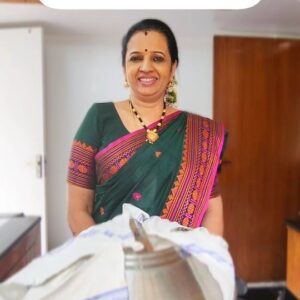 Sujatha Babu Ramesh Instagram - EGGLESS CAKE 😍😍 முட்டை இல்லாத கேக் 😍😍 #reels #instareels #reelsinstagram #shorts #youtube #youtuber #xmas #christmas #newyear #cake #eggless #snacks #saree #sareelove #sareecollection #easy #cooking அரை டம்ளர் சர்க்கரையை வாணலியில் போட்டு சூடு பண்ணிட்டு இருந்தா அது கலர் மாறி வரும் உடனே அரை டம்ளர் சுடு தண்ணிய அதுல ஊத்திட்டு ஆற வச்சு ஒரு பாத்திரத்தில் எடுத்துக்கோங்க. இதுல அரை கப் மில்க் மெய்டு, அரக்கப் வெண்ணை, இரண்டையும் சேர்த்து நல்லா கலந்து விட்டு, பொடியா துருவின இஞ்சி ஒரு ஸ்பூன், ஆரஞ்சு சுளை 4, அப்புறம் நமக்கு பிடிச்ச, நம்ம வீட்ல இருக்கிற, பேரிச்சை,உலர் திராட்சை, முந்திரி எல்லாம் சேர்த்துட்டு ரெண்டு ஸ்பூன் ஆரஞ்சு ஜூஸ், ஒரு பின்ச் உப்பு, அரக்கப் மிக்ஸியில் அரைச்சு எடுத்த பாதாம் பவுடர்,ஒரு கப் மைதா மாவு சலிச்சு சேர்த்துட்டு, நல்ல கலந்து விடுங்க. உங்களுக்கு பிடிச்ச எசென்ஸ் எதாவது கூட சேர்த்துக்கலாம்.கடைசியா ஒரு ஸ்பூன் பேக்கிங் பவுடர், ஒரு ஸ்பூன் பேக்கிங் சோடா சேர்த்துட்டு லைட்டா கலந்து விட்டா போதும். ஒரு பாத்திரத்தில் வெண்ணெய் தடவி,மேல பட்டர் பேப்பர் வச்சு இந்த கலவையைக் கொட்டி பாத்திரத்தை லைட்டா தட்டி சரி செஞ்சுட்டு, குக்கர்லயோ இட்லி பாத்திரத்திலையோ, உப்பு போட்டு ஸ்டவ்வ சிம்ல வச்சு 10 நிமிஷம் சூடான பிறகு, கேக் கலவை நிறைந்த பாத்திரத்தை அடியில ஒரு ஸ்டாண்ட் வச்சு மேல வைங்க. அடுப்பு சிம்லயே இருக்கட்டும். மூடில துணி சுத்தி வச்சா ஆவியால் வர தண்ணி கேக் மேல படாம இருக்கும். 25 லிருந்து 30 நிமிஷம் ஆகும் வேக அவ்வளவுதான் கேக் ரெடி.