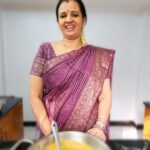 Sujatha Babu Ramesh Instagram - 😍வேர்க்கடலை குழம்பு 😍 healthy tasty #reels #reelsinstagram #instagram #instareels #shorts #youtube #youtubevideo #viralreels #viralvideos #trending #trendingreels #easy #easyfood #recepies #healthyfood #lunch #saree #sareelove #sareecollection வேர்க்கடலையை 6 மணி நேரம் ஊறவைத்து உப்பு போட்டு தண்ணி ஊத்தி குக்கர்ல நாலு விசிலுக்கு வேக வச்சு வச்சுடுங்க. வாணலியில கால் டீஸ்பூன் சீரகம், ரெண்டு கிராம்பு, ஸ்டார், ரெண்டு ஏலக்கா, கால் டீஸ்பூன் மிளகு, ஒரு ஸ்பூன் சோம்பு, அரை ஸ்பூன் கசகசா எல்லாம் சேர்த்து நல்லா வறுத்து ஆற வச்சு, தேங்காயோட சேர்த்து அரைச்சு வச்சுக்கோங்க. காரம் வேணும்னா ரெண்டு மிளகாயும் சேர்த்துக்கோங்க. வாண லியில ரெண்டு ஸ்பூன் எண்ணெய் ஊத்திட்டு, கடுகு தாளிச்சிட்டு, பொடியா நறுக்குன பத்து சின்ன வெங்காயம், கருவேப்பிலை, தட்டி வைத்த இஞ்சி பூண்டு சேர்த்து வதக்கிட்டு, அரைச்சு வச்ச ஒரு தக்காளி விழுத சேத்துடுங்க.பச்சை வாசனை போன பிறகு அரை டம்ளர் புளித்தண்ணி, மஞ்சத்தூள் சேர்த்து நல்லா கொதிக்க விடுங்க. நல்லா கொதிச்ச பிறகு அரைச்சு வச்ச மசாலா, உப்பு சேர்த்துடுங்க.இப்போ வேகவைத்த வேர்க்கடலையை சேர்த்துட்டு கொத்தமல்லி தழை தூவுனா வேர்க்கடலை குழம்பு ரெடி.