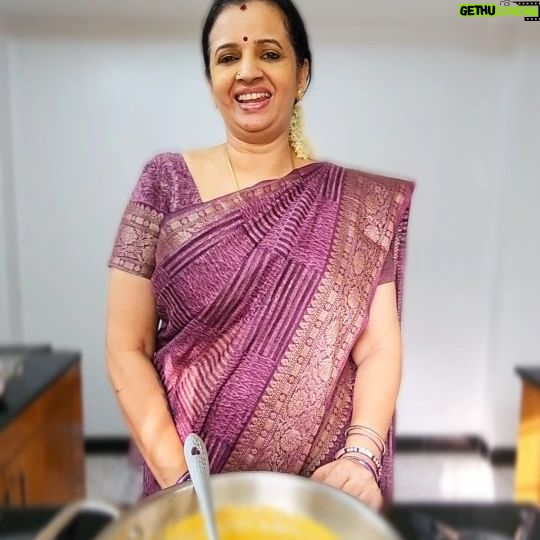 Sujatha Babu Ramesh Instagram - 😍வேர்க்கடலை குழம்பு 😍 healthy tasty #reels #reelsinstagram #instagram #instareels #shorts #youtube #youtubevideo #viralreels #viralvideos #trending #trendingreels #easy #easyfood #recepies #healthyfood #lunch #saree #sareelove #sareecollection வேர்க்கடலையை 6 மணி நேரம் ஊறவைத்து உப்பு போட்டு தண்ணி ஊத்தி குக்கர்ல நாலு விசிலுக்கு வேக வச்சு வச்சுடுங்க. வாணலியில கால் டீஸ்பூன் சீரகம், ரெண்டு கிராம்பு, ஸ்டார், ரெண்டு ஏலக்கா, கால் டீஸ்பூன் மிளகு, ஒரு ஸ்பூன் சோம்பு, அரை ஸ்பூன் கசகசா எல்லாம் சேர்த்து நல்லா வறுத்து ஆற வச்சு, தேங்காயோட சேர்த்து அரைச்சு வச்சுக்கோங்க. காரம் வேணும்னா ரெண்டு மிளகாயும் சேர்த்துக்கோங்க. வாண லியில ரெண்டு ஸ்பூன் எண்ணெய் ஊத்திட்டு, கடுகு தாளிச்சிட்டு, பொடியா நறுக்குன பத்து சின்ன வெங்காயம், கருவேப்பிலை, தட்டி வைத்த இஞ்சி பூண்டு சேர்த்து வதக்கிட்டு, அரைச்சு வச்ச ஒரு தக்காளி விழுத சேத்துடுங்க.பச்சை வாசனை போன பிறகு அரை டம்ளர் புளித்தண்ணி, மஞ்சத்தூள் சேர்த்து நல்லா கொதிக்க விடுங்க. நல்லா கொதிச்ச பிறகு அரைச்சு வச்ச மசாலா, உப்பு சேர்த்துடுங்க.இப்போ வேகவைத்த வேர்க்கடலையை சேர்த்துட்டு கொத்தமல்லி தழை தூவுனா வேர்க்கடலை குழம்பு ரெடி.