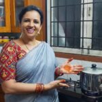 Sujatha Babu Ramesh Instagram - Soft soft தட்டு இட்லி 😍😍😍#reels #reelsinstagram #reelsindia #instareels #instagram #instagramreels #shorts #shortsvideo #youtubeshorts #youtubeshortsvideo #influencer #youtubechannel #youtube #homemade #homemadefood #easy #easyrecepies #simple #healthyfood #steam #saree #breakfast #dinner