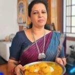 Sujatha Babu Ramesh Instagram - ருசியான இட்லி சாம்பார்😍😍😍😍🩷🩷🩷🩷#reels #reelsinstagram #reelsindia #reelsfb #reelstrending #trendingreels #trending #cskvslsg #cskfans #chennai #chennaisuperkings #chepauk #csklovers #yellove #thaladhoni #foodie #shorts #shortshorts #sujathababunews #instatrending #viral #sunpure #oil #sunfloweroil #sareelove