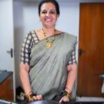 Sujatha Babu Ramesh Instagram - 😍Chilly chappathi 😍 quick and easy Breakfast #reels #reelsinstagram #reelsindia #reelsinsta #shorts #youtube #shortsvideo #youtuber #youtubevideo #breakfast #dinner #easy #cooking #kitchen #different #saree #sareelove #sareecollection #actress #celebrity #news #newsreader
