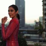 Sukhmani Sadana Instagram – Mumbai sunsets dazzle me up ✨ 

#latergram #anchor #emcee #liveevents #presenter 
Wearing @michael5inco