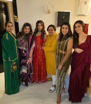 Sukhmani Sadana Instagram - Embracing my favourite colour in my all time favourite @chhavviaggarwalofficial chhavviaggarwalofficial ♥️ 

#latergram #indianwear #sari #friends #stitchedsaree #chhavviaggarwal #sukhmanisadana