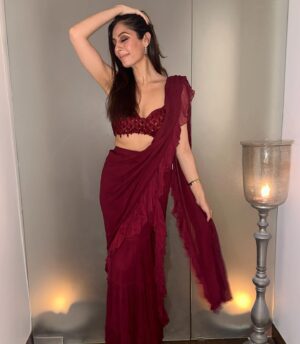 Sukhmani Sadana Instagram - Embracing my favourite colour in my all time favourite @chhavviaggarwalofficial chhavviaggarwalofficial ♥️ 

#latergram #indianwear #sari #friends #stitchedsaree #chhavviaggarwal #sukhmanisadana
