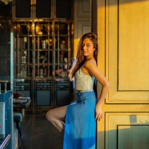 Sukhmani Sadana Instagram - A little posing hurt no one 
1,2,3,4 or 5? 🔹🔷🔹

Wearing @zaitraclothing 
Shot at @theritzcarltonpune 
Camera @shubham_wanjare.jpg 

#sunset #sunsetphotography #sunsetlovers #sukhmanisadanaXRitzCarlron #sukhmanisadana #ritzcarlton #ritzcarltonpune #punecity #travelhost #collaboration #travelwithsuki #host #anchor