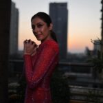Sukhmani Sadana Instagram – Mumbai sunsets dazzle me up ✨ 

#latergram #anchor #emcee #liveevents #presenter 
Wearing @michael5inco