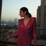Sukhmani Sadana Instagram – Mumbai sunsets dazzle me up ✨ 

#latergram #anchor #emcee #liveevents #presenter 
Wearing @michael5inco