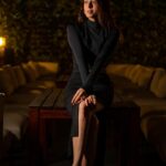 Sukhmani Sadana Instagram - Symmetry. Shot by @shubham_wanjare.jpg Location @theritzcarltonpune #portrait #nightmodeon #shoot #blackisbeautiful #blacklove #shootingnight #sukhmanisadana #theritzcarltonpune