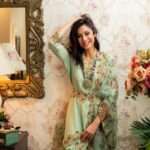 Sukhmani Sadana Instagram - 𝓕𝓵𝓸𝓻𝓪𝓵 𝓕𝓻𝓪𝓶𝓮 𝓕𝓪𝓫𝓵𝓮𝓼 Wearing @supernasamiya_official Make up @kohleyesbyjo #shootdumps #photoshoot #indianwear #floralsoutfits #pastelindiandesign #mintgreen #powderblue #shoot #shooting #shootdiaries #indianwear #indianblogger #writer #actor #emcee #tvpresenter #india #canadianindianfashion #canadianindianactress