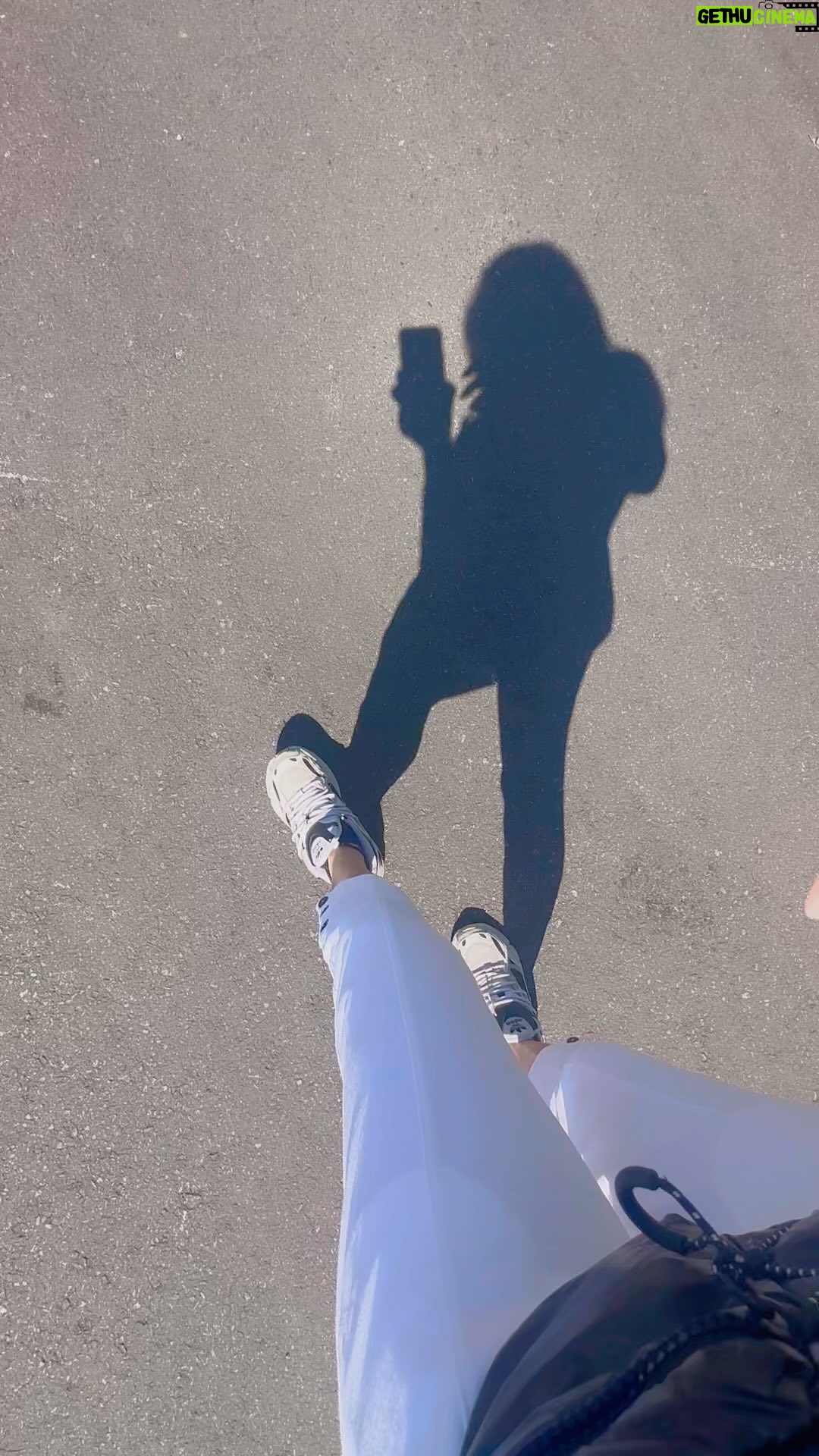 Sukhmani Sadana Instagram - How would you like this my Indians? It’s this calming for you or a bit too calming? And no, your answer won’t make me feel bad 🤪 Walking around in my jogger’s from @weareanimalco #purelyvegan #travelwithsuki #britishcolumbia #vancouver #streetsofvancouver #peace #calming #instagram #animalveganclothing