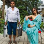 Sukhmani Sadana Instagram - Kullad wali chai anyone? With some extra attitude on the side 😎 #sarivibe #kulladwalichai #indiansari #roadsideshoot #chailover #streetsofindia #flavoursofindia #shoot