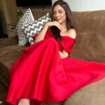 Sukhmani Sadana Instagram - Little red riding in the hood! Anchor for @lakmeindia with @ananyapanday Make up @makeupbyurvashi__ #anchor #lakme #host #emcee #lakmeglycolicilluminate #ananyapandey #sukhmanisadana