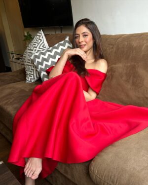 Sukhmani Sadana Instagram - Little red riding in the hood! 

Anchor for @lakmeindia with @ananyapanday 
Make up @makeupbyurvashi__ 

#anchor #lakme #host #emcee #lakmeglycolicilluminate #ananyapandey #sukhmanisadana