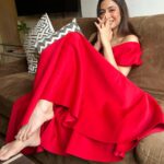 Sukhmani Sadana Instagram - Little red riding in the hood! Anchor for @lakmeindia with @ananyapanday Make up @makeupbyurvashi__ #anchor #lakme #host #emcee #lakmeglycolicilluminate #ananyapandey #sukhmanisadana