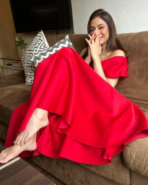 Sukhmani Sadana Instagram - Little red riding in the hood! 

Anchor for @lakmeindia with @ananyapanday 
Make up @makeupbyurvashi__ 

#anchor #lakme #host #emcee #lakmeglycolicilluminate #ananyapandey #sukhmanisadana