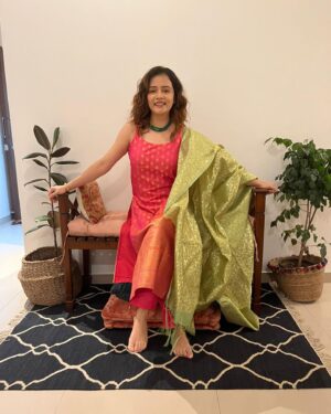 Sulagna Panigrahi Instagram - Happy Diwali from you to us 😋
🪔🪔💥💥✨✨

Wearing: @shabnamthakurdesigns 
@smrutikapanigrahi also wearing @shabnamthakurdesigns 
Jewellery: @osvagindia 

#lights #festivaloflights #diya #love #Diwali #diwalidecorations #prosperity #favouritefestival #glimmer #newbeginnings