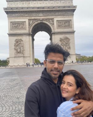 Sulagna Panigrahi Instagram - In love with Paris, with my love @biswakalyanrath 😍 

#paris #parisjetaime #arcdetriomphe #windyday #cold #rainyday #beautiful