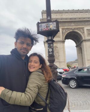 Sulagna Panigrahi Instagram - In love with Paris, with my love @biswakalyanrath 😍 

#paris #parisjetaime #arcdetriomphe #windyday #cold #rainyday #beautiful