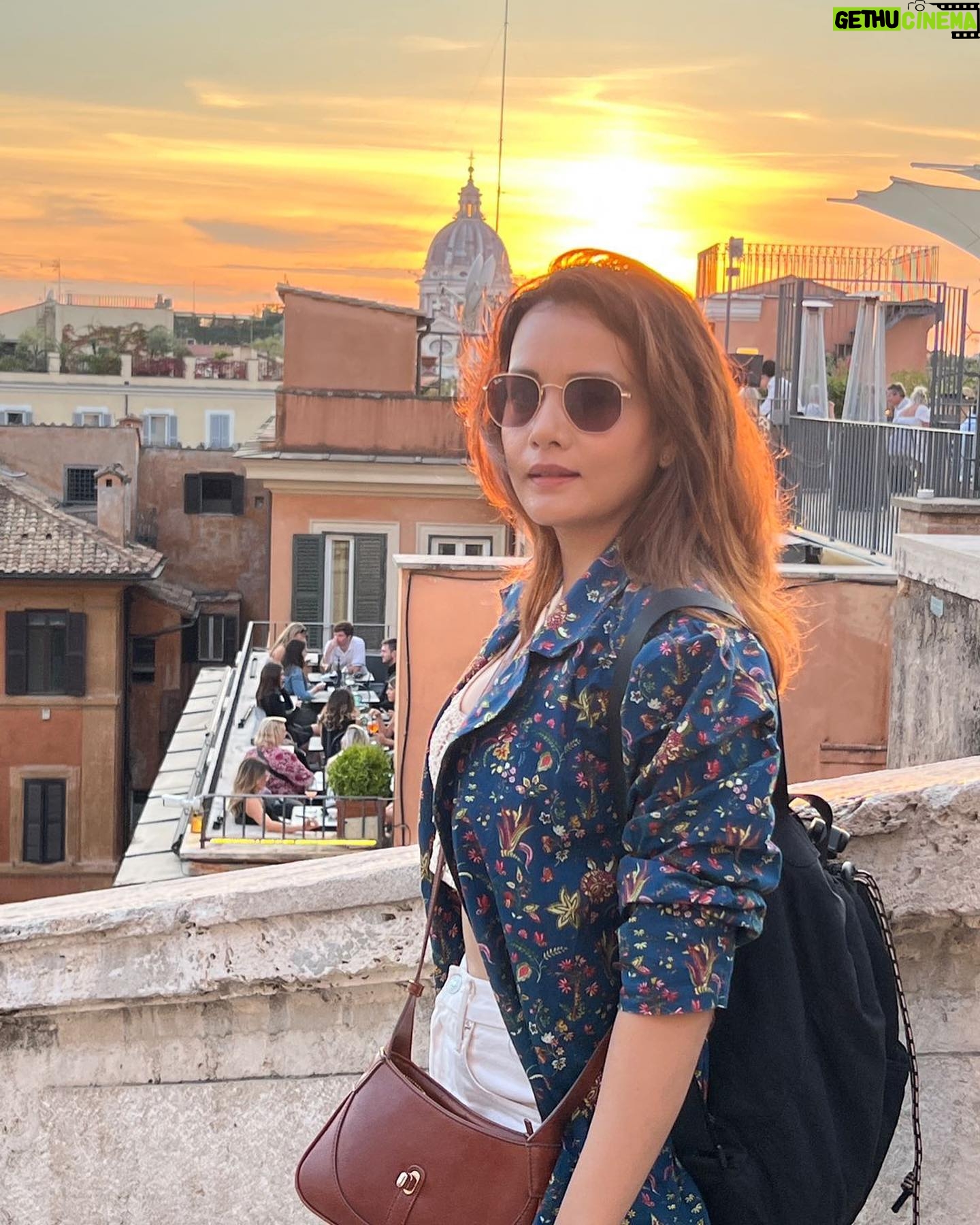 Sulagna Panigrahi - 7.9K Likes - When my husband decides to be a photographer for 12mins and I just walk into his sunset frame and take advantage 🤪
P.C- @biswakalyanrath
#chasingsunsets #rome #italy #travel
