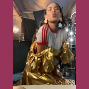 Sulem Calderon Instagram - Sneak peek from #BTS for the @afterpayusa commercial! Thank you @ganna_bogdan and the whole team for a fun experience and @skinnybonesjoans killing it with the outfits !! 💕☯️🫶🏽✨