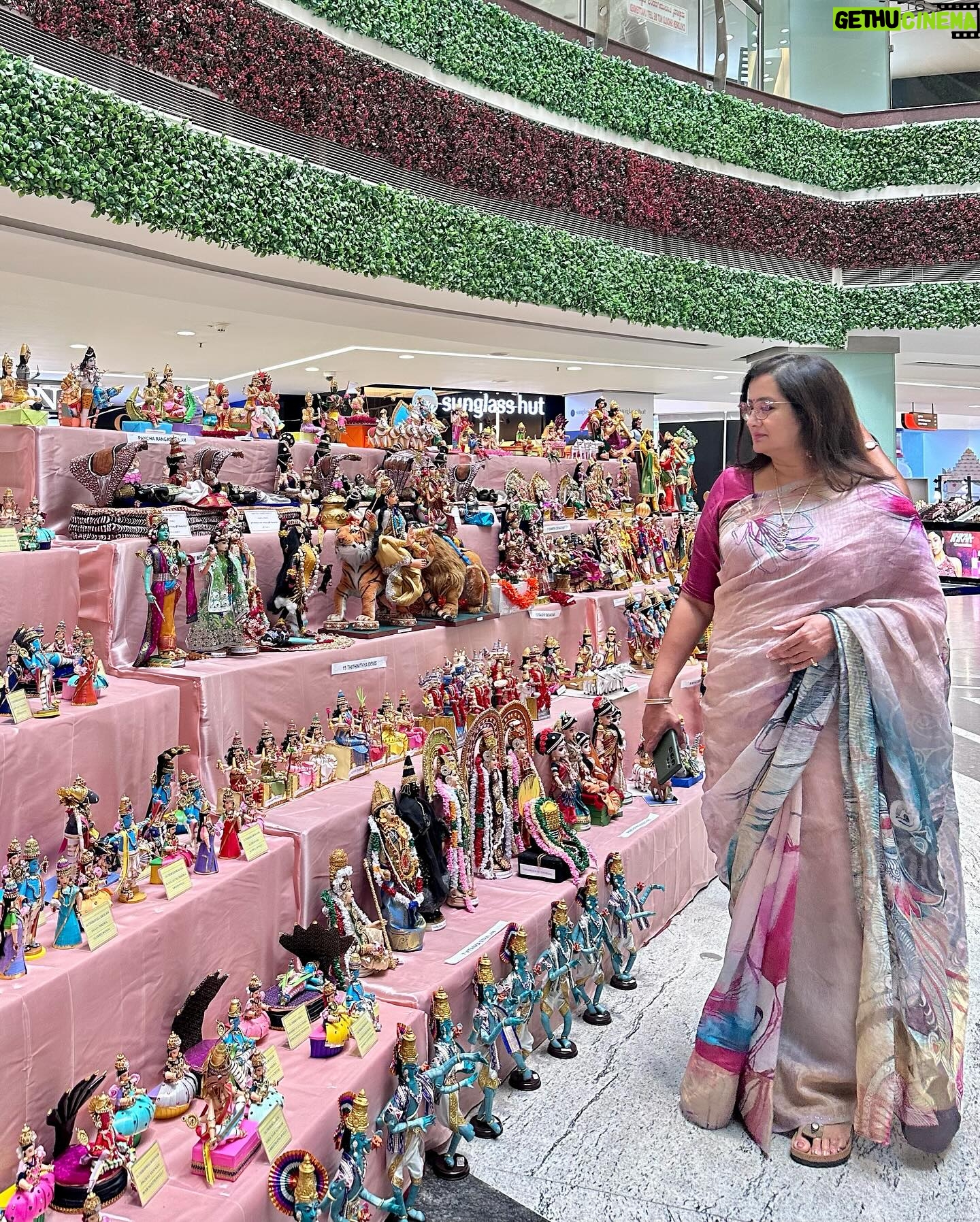 Sumalatha Instagram - An extravagant Dussehra at Garuda Mall. We were honored to have the graceful presence of Sumalatha Ambareesh at the vibrant Gombe Habba celebrations. The venue was adorned with a breathtaking exhibit of 1002 exquisite handmade dolls and exquisite Mysore-style decorations, creating a truly mesmerizing atmosphere. . . . . . . . . . . #garudamall #mallsofbengaluru #bengaluru #dasara #dasaracelebrations #weekend #celebrity #sumalathaambareesh #shopping