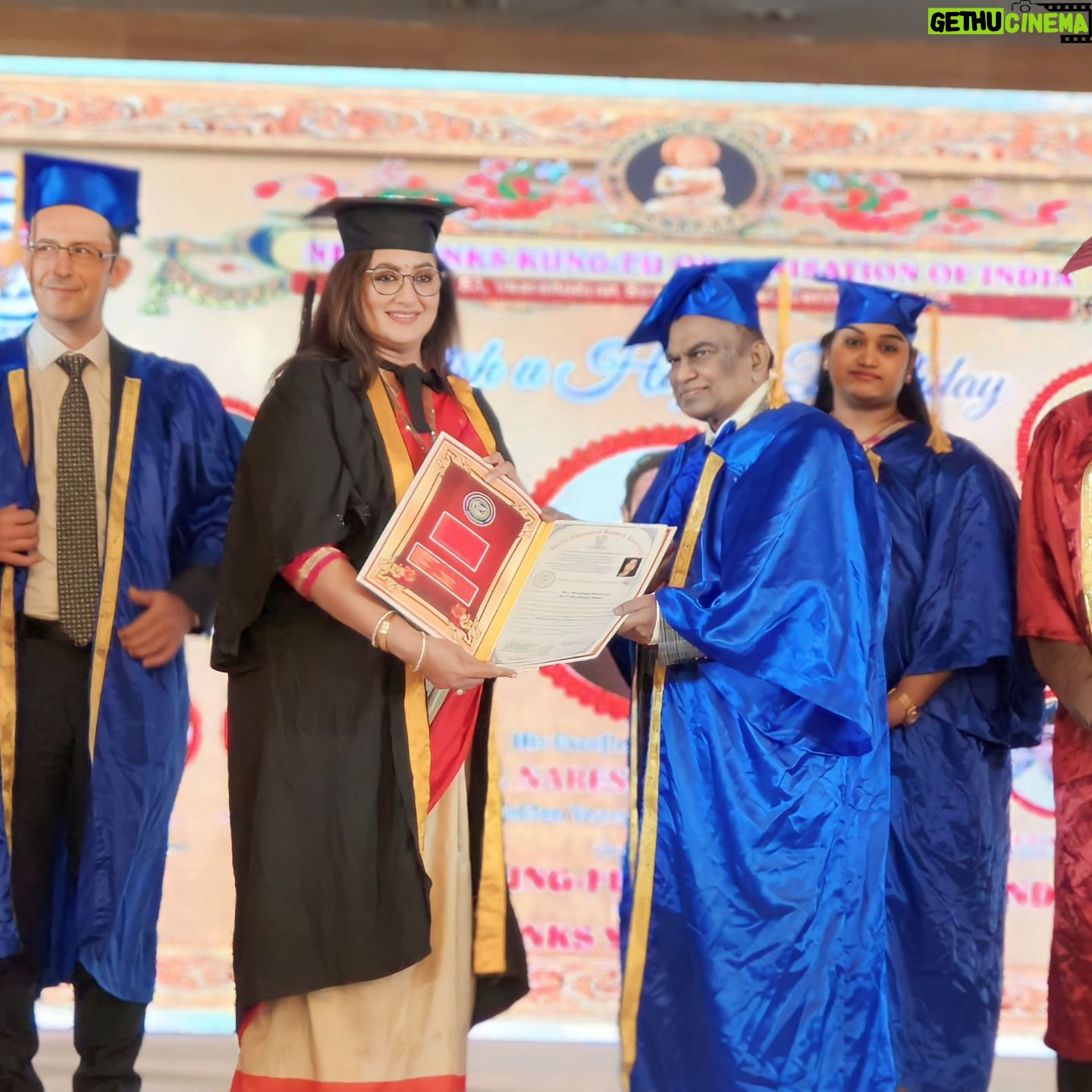 Sumalatha - 15.5K Likes - Extremely humbled & honored to have received an Honorary Doctorate from the United Theological Research Institute, Hyderabad ( accredited by University of Berkeley, California, USA )for Social Service & service in Politics & Films in the presence of His Excellency Consul General,Turkey & my esteemed colleagues & dear friends #Naresh , #Jayasudha & #Muralimohangaru .This will serve as an inspiration to motivate me in my future path . I dedicate this honor to my husband Ambareesh, my parents and my wellwishers and supporters in the film & political industry . And thank all my supporters whose blessings & faith in me has led to this. 🙏
ಸಮಾಜ ಸೇವೆ ಮತ್ತು ರಾಜಕೀಯ ಮತ್ತು ಚಲನಚಿತ್ರಗಳಲ್ಲಿ ಸೇವೆಗಾಗಿ USA, ಕ್ಯಾಲಿಫೋರ್ನಿಯಾದ ಬರ್ಕ್ಲಿ ವಿಶ್ವವಿದ್ಯಾಲಯದಿಂದ ಅನುಮೋದಿಸಲಾದಮತ್ತು ಮಾನ್ಯತೆ ಪಡೆದಿರುವ ಯುನೈಟೆಡ್ ಥಿಯೋಲಾಜಿಕಲ್ ರಿಸರ್ಚ್ ಇನ್ಸ್ಟಿಟ್ಯೂಟ್, ಹೈದರಾಬಾದ್ನಿಂದ ಗೌರವ ಡಾಕ್ಟರೇಟ್ ಪಡೆದಿರುವುದಕ್ಕೆ ಅತ್ಯಂತ ವಿನಮ್ರ ಮತ್ತು ಗೌರವ ಪೂರ್ವಕವಾಗಿ ಧನ್ಯವಾದಗಳನ್ನು ಅರ್ಪಿಸುವೆ.
ಈ ಗೌರವ ನನ್ನ ಮುಂದಿನ ಹಾದಿಯಲ್ಲಿ ನನ್ನನ್ನು ಪ್ರೇರೇಪಿಸಲು ಇದು ಸ್ಫೂರ್ತಿಯಾಗಲಿದೆ. ನಾನು ಈ ಗೌರವವನ್ನು ನನ್ನ ಪತಿ ಅಂಬರೀಶ್, ನನ್ನ ಹೆತ್ತವರು ಮತ್ತು ನನ್ನ ಹಿತೈಷಿಗಳು ಮತ್ತು ಚಲನಚಿತ್ರ ಮತ್ತು ರಾಜಕೀಯ ಉದ್ಯಮದ ಬೆಂಬಲಿಗರಿಗೆ ಅರ್ಪಿಸುತ್ತೇನೆ. ಇಂಥದ್ದೊಂದು ಗೌರವ ಸಿಕ್ಕಿರುವುದು ನನ್ನ ಮೇಲಿನ ನಂಬಿಕೆ ಮತ್ತು ನಿಮ್ಮೆಲ್ಲರ ಆಶೀರ್ವಾದ ಕಾರಣ. ನನ್ನನ್ನು ಬೆಂಬಲಿಸಿದ ಎಲ್ಲರಿಗೂ ಧನ್ಯವಾದಗಳು.