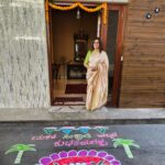 Sumalatha Instagram – ಸರ್ವರಿಗೂ ಮಕರ ಸಂಕ್ರಾಂತಿಯ ಹಾರ್ದಿಕ ಶುಭಾಶಯಗಳು. ಸೂರ್ಯನು ತನ್ನ ಪಥ ಬದಲಾಯಿಸಿ, ಹೊಸ ಹೊಳಪು ಕೊಟ್ಟಂತೆ, ತಮ್ಮೆಲ್ಲರ ಬದುಕಿನಲ್ಲಿ ಹೊಸ ಚೈತನ್ಯ ನೆಲೆಸಲಿ. ರೈತರ ಬಾಳಲ್ಲಿ ಸುಗ್ಗಿ ಹಬ್ಬದ ಸಂಭ್ರಮ ಹೆಚ್ಚಲಿ.
ಇಡೀ ವರ್ಷ ಸುಖ, ಶಾಂತಿ, ಸಂತೋಷ ಮತ್ತು ಆರೋಗ್ಯವನ್ನು ಭಗವಂತ ಕರುಣಿಸಲಿ.
Wishing all my dear friends a very happy Sankranti 

#happysankranti