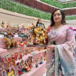 Sumalatha Instagram – An extravagant Dussehra at Garuda Mall. We were honored to have the graceful presence of Sumalatha Ambareesh at the vibrant Gombe Habba celebrations. The venue was adorned with a breathtaking exhibit of 1002 exquisite handmade dolls and exquisite Mysore-style decorations, creating a truly mesmerizing atmosphere.
.
.
.
.
.
.
.
.
.
.
#garudamall #mallsofbengaluru #bengaluru #dasara #dasaracelebrations #weekend #celebrity #sumalathaambareesh #shopping