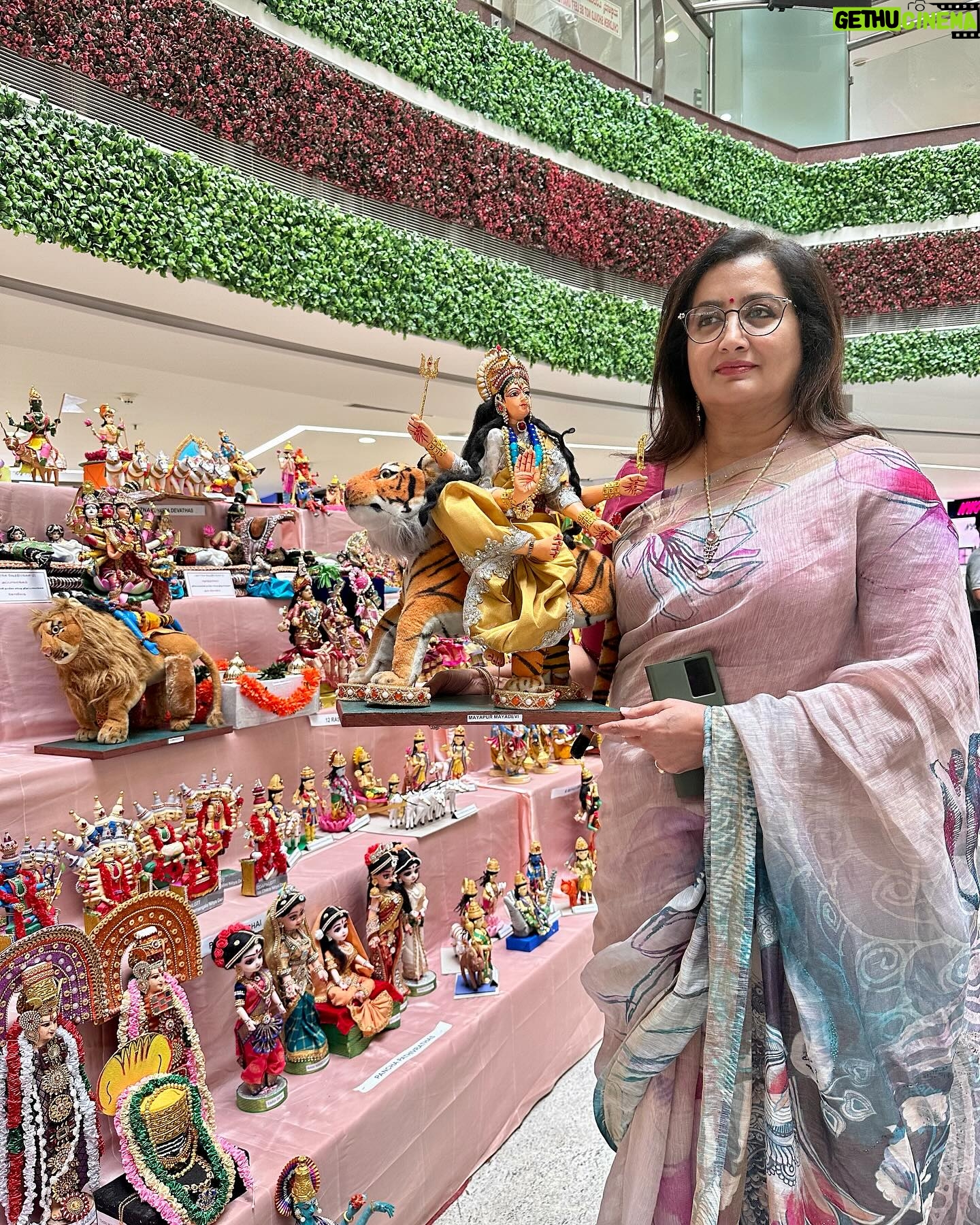Sumalatha Instagram - An extravagant Dussehra at Garuda Mall. We were honored to have the graceful presence of Sumalatha Ambareesh at the vibrant Gombe Habba celebrations. The venue was adorned with a breathtaking exhibit of 1002 exquisite handmade dolls and exquisite Mysore-style decorations, creating a truly mesmerizing atmosphere. . . . . . . . . . . #garudamall #mallsofbengaluru #bengaluru #dasara #dasaracelebrations #weekend #celebrity #sumalathaambareesh #shopping