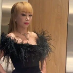 Sumi Jo Instagram - Today's #OOTD 

Dress @denicheur.official
Hair & Make up @gon__0_0

#SumiJo #Reels #Insta #instabeauty #Explore #Instagood #조수미 #Operasinger #webstagram #light #pose #bathroom
조명빨은 역시 이 곳이네요! ㅎㅎ
