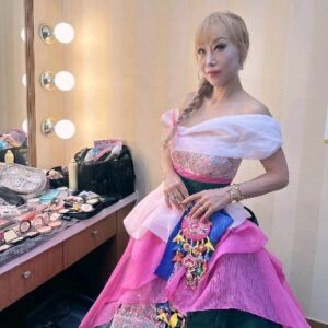Sumi Jo Instagram - 고(故) 김대중 전 대통령의 탄생 100주년을 기념하는 행사에 초대받아 다녀 왔어요. I was invited to attend the event commemorating the 100th anniversary of the birth of the late former President Kim Dae-jung. 제가 제일 좋아하는 한복 드레스를 입고 우리 민요 ' 새야 새야' 를 불렀답니다. ♡ 

Dress @denicheur.official
Hair & Makeup @gon__0_0
@mini_love_park @ygnwooo @savestar910 @daily._.ian_ #pic #photooftheday #photography
#SumiJo #Operasinger #Soprano #Reels #Insta #webstagram #Korea #Seoul #Performance #koreansong
#Peace #President #조수미 #평화와화합