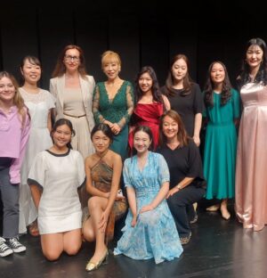 Sumi Jo Instagram - 🎶 Precious moments in #Austria🇦🇹 #매스터클래스 #오스트리아 #SumiJo #Masterclass ( see below) 
지난 일주일동안 잘츠부르그 모짜르테움대학에서 열렸던 매스터클래스, 잘 마쳤습니다. 비가 많이 왔다는... ㅎㅎ ☂️
이번엔 특히 중국 대만 홍콩 일본 한국학생들을 뽑았는데 공부기간 동안 실력도 좋아졌을뿐만  아니라 서로 아끼고 격려하며 친구가 되어가는 모습을 보니 더욱 더 뿌듯함을 느꼈답니다! 
파이널 콘서트에서 학생들이 개인랫슨후 모여 함께 연습한 'Barcarolle' 을 들었을때.. 
나도 모르게 눈물 뚝... 😁❤️😆

Sumi Jo Masterclass  @internationalesommerakademie held for a week at @mozarteumuniversity in #Salzburg Austria. It rained a lot..☂️ but the students enjoyed learning at their own pace and in the end, we had a lovely concert together! ( Especially I loved their 'Barcarolle' a lot!) 
I 'd like to thank @kati.lehismets @internationalesommerakademie and all the students who participated in #SumiJoMasterclass2023 
Much love, 
Sumi  xoxo⚘️

#SumiJo #masterclass #salzburg #Austria #Korea #China #Taiwan #HongKong #Japan #Opera #mozarteum #Operasinger #picoftheday #video #조수미 #perform #매스터클래스 #Performer #Artist #Singer #Peace #평화 🌟음악으로 세계를 하나로🌟