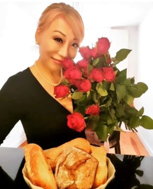 Sumi Jo Instagram - #HappyWomensday 🌹
'Bread for all and Rose, too!'
#세계여성의날
'우리에게 빵과 장미를!'
On March 8, 1908, the slogan chanted by American women workers as they struggled for their right to live (bread) and suffrage (rose). Today in 2024. I hope the day that everyone is equal, free from stereotypes and prejudices, women are treated well. 
 Now, get the bread and roses prepared for you!  Cheers!🌹🥖

1908년 3월 8일, 미국의 여성노동자들이 그들의 생존권 ( 빵)과 참정권( 장미) 을 위해 투쟁하며 외친 구호이다. 2024년 3월 8일 . 모두가 평등한 사회, 고정관념과 편견이 없는, 여성이 제대로 대우받고 행복한 그런 날이 하루빨리 오길 바라며..
자, 제가 준비한 빵과 장미 받으세요!🌹🥖
#아자아자

#SumiJo @UN @UNESCO #조수미
🌟여성이 행복해야 세상이 행복하다 🌟