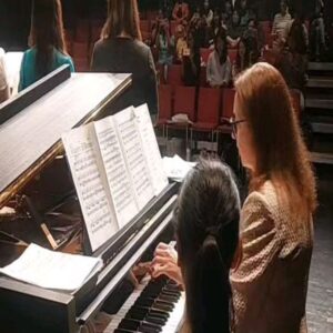Sumi Jo Instagram - 🎶 Precious moments in #Austria🇦🇹 #매스터클래스 #오스트리아 #SumiJo #Masterclass ( see below) 
지난 일주일동안 잘츠부르그 모짜르테움대학에서 열렸던 매스터클래스, 잘 마쳤습니다. 비가 많이 왔다는... ㅎㅎ ☂️
이번엔 특히 중국 대만 홍콩 일본 한국학생들을 뽑았는데 공부기간 동안 실력도 좋아졌을뿐만  아니라 서로 아끼고 격려하며 친구가 되어가는 모습을 보니 더욱 더 뿌듯함을 느꼈답니다! 
파이널 콘서트에서 학생들이 개인랫슨후 모여 함께 연습한 'Barcarolle' 을 들었을때.. 
나도 모르게 눈물 뚝... 😁❤️😆

Sumi Jo Masterclass  @internationalesommerakademie held for a week at @mozarteumuniversity in #Salzburg Austria. It rained a lot..☂️ but the students enjoyed learning at their own pace and in the end, we had a lovely concert together! ( Especially I loved their 'Barcarolle' a lot!) 
I 'd like to thank @kati.lehismets @internationalesommerakademie and all the students who participated in #SumiJoMasterclass2023 
Much love, 
Sumi  xoxo⚘️

#SumiJo #masterclass #salzburg #Austria #Korea #China #Taiwan #HongKong #Japan #Opera #mozarteum #Operasinger #picoftheday #video #조수미 #perform #매스터클래스 #Performer #Artist #Singer #Peace #평화 🌟음악으로 세계를 하나로🌟
