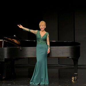 Sumi Jo Instagram - 🎶 Precious moments in #Austria🇦🇹 #매스터클래스 #오스트리아 #SumiJo #Masterclass ( see below) 
지난 일주일동안 잘츠부르그 모짜르테움대학에서 열렸던 매스터클래스, 잘 마쳤습니다. 비가 많이 왔다는... ㅎㅎ ☂️
이번엔 특히 중국 대만 홍콩 일본 한국학생들을 뽑았는데 공부기간 동안 실력도 좋아졌을뿐만  아니라 서로 아끼고 격려하며 친구가 되어가는 모습을 보니 더욱 더 뿌듯함을 느꼈답니다! 
파이널 콘서트에서 학생들이 개인랫슨후 모여 함께 연습한 'Barcarolle' 을 들었을때.. 
나도 모르게 눈물 뚝... 😁❤️😆

Sumi Jo Masterclass  @internationalesommerakademie held for a week at @mozarteumuniversity in #Salzburg Austria. It rained a lot..☂️ but the students enjoyed learning at their own pace and in the end, we had a lovely concert together! ( Especially I loved their 'Barcarolle' a lot!) 
I 'd like to thank @kati.lehismets @internationalesommerakademie and all the students who participated in #SumiJoMasterclass2023 
Much love, 
Sumi  xoxo⚘️

#SumiJo #masterclass #salzburg #Austria #Korea #China #Taiwan #HongKong #Japan #Opera #mozarteum #Operasinger #picoftheday #video #조수미 #perform #매스터클래스 #Performer #Artist #Singer #Peace #평화 🌟음악으로 세계를 하나로🌟