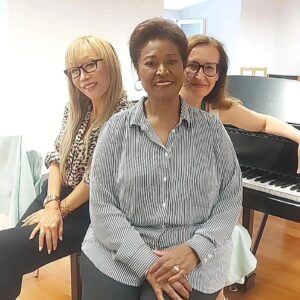 Sumi Jo Instagram - 🎶 Precious moments in #Austria🇦🇹 #매스터클래스 #오스트리아 #SumiJo #Masterclass ( see below) 
지난 일주일동안 잘츠부르그 모짜르테움대학에서 열렸던 매스터클래스, 잘 마쳤습니다. 비가 많이 왔다는... ㅎㅎ ☂️
이번엔 특히 중국 대만 홍콩 일본 한국학생들을 뽑았는데 공부기간 동안 실력도 좋아졌을뿐만  아니라 서로 아끼고 격려하며 친구가 되어가는 모습을 보니 더욱 더 뿌듯함을 느꼈답니다! 
파이널 콘서트에서 학생들이 개인랫슨후 모여 함께 연습한 'Barcarolle' 을 들었을때.. 
나도 모르게 눈물 뚝... 😁❤️😆

Sumi Jo Masterclass  @internationalesommerakademie held for a week at @mozarteumuniversity in #Salzburg Austria. It rained a lot..☂️ but the students enjoyed learning at their own pace and in the end, we had a lovely concert together! ( Especially I loved their 'Barcarolle' a lot!) 
I 'd like to thank @kati.lehismets @internationalesommerakademie and all the students who participated in #SumiJoMasterclass2023 
Much love, 
Sumi  xoxo⚘️

#SumiJo #masterclass #salzburg #Austria #Korea #China #Taiwan #HongKong #Japan #Opera #mozarteum #Operasinger #picoftheday #video #조수미 #perform #매스터클래스 #Performer #Artist #Singer #Peace #평화 🌟음악으로 세계를 하나로🌟