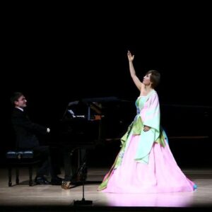 Sumi Jo Instagram - Happy #추석 #koreanthanksgiving 🌕

Pix @birdchoi Dress @denicheur.official  Hair & Makeup @hyejin1112