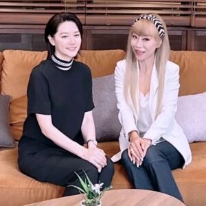 Sumi Jo Instagram - 작년 9월에 찍은 사진 이제서야 올려요^^ Lovely moments  wz #leeyoungae, 1 of the most famous Korean actors of all time.♥️
 @tvn_drama 드라마 마에스트라 촬영이 한창이였던 이영애씨 너무 아름답지요? 고양이하트 가르쳐주셨어요 ㅎㅎ 🐾
 
OST : My Day ( 내겐 오늘) by Sumi Jo 
Composed by @juheon.han @rso.wien ( 비엔나 라디오 심포니) @hdcmusic_official 
 Photo by @mini_love_park

#SumiJo #OST #Myday #내겐오늘 #TVN #Reels #Meet #만남 #koreandrama #이영애 #조수미 #한주헌 #Maestra #TVN #MustSee #explore #insta #Instagram #Life #Conductor #Opera #Soprano #Actor #Actrice #Operasingers #고양이하트 😁