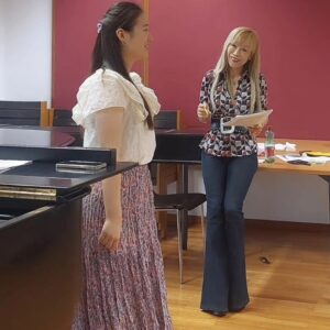 Sumi Jo Instagram - 🎶 Precious moments in #Austria🇦🇹 #매스터클래스 #오스트리아 #SumiJo #Masterclass ( see below) 
지난 일주일동안 잘츠부르그 모짜르테움대학에서 열렸던 매스터클래스, 잘 마쳤습니다. 비가 많이 왔다는... ㅎㅎ ☂️
이번엔 특히 중국 대만 홍콩 일본 한국학생들을 뽑았는데 공부기간 동안 실력도 좋아졌을뿐만  아니라 서로 아끼고 격려하며 친구가 되어가는 모습을 보니 더욱 더 뿌듯함을 느꼈답니다! 
파이널 콘서트에서 학생들이 개인랫슨후 모여 함께 연습한 'Barcarolle' 을 들었을때.. 
나도 모르게 눈물 뚝... 😁❤️😆

Sumi Jo Masterclass  @internationalesommerakademie held for a week at @mozarteumuniversity in #Salzburg Austria. It rained a lot..☂️ but the students enjoyed learning at their own pace and in the end, we had a lovely concert together! ( Especially I loved their 'Barcarolle' a lot!) 
I 'd like to thank @kati.lehismets @internationalesommerakademie and all the students who participated in #SumiJoMasterclass2023 
Much love, 
Sumi  xoxo⚘️

#SumiJo #masterclass #salzburg #Austria #Korea #China #Taiwan #HongKong #Japan #Opera #mozarteum #Operasinger #picoftheday #video #조수미 #perform #매스터클래스 #Performer #Artist #Singer #Peace #평화 🌟음악으로 세계를 하나로🌟