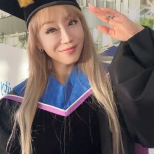 Sumi Jo Instagram - 전 오늘 KAIST에서 열린 학위수여식에서 명예과학기술학 박사 학위를 받게 되었습니다. 너무나 기쁘고 영광스럽습니다! 

전  2021년 KAIST 문화기술대학원 초빙석학교수로 임용된 후 카이스트 남주한 교수님과 함께 ‘조수미 공연예술연구센터’를 설립해 인공지능(AI) 기반 음악 합주 기술을 활용한 무대 공연, 가상의 목소리 연구 등을 자문하고 아바타와의 공연 및 교내에서 열린 기술 공연 시연에 조금이나마 보탬이 되려고 노력해 왔습니다. 앞으로도 시대가 요구하는 '과학기술과 문화예술의 공존' 을 위해 더욱 열심히 뛰겠습니다.
오늘이 있기까지 최선을 다한 카이스트 졸업생들에게 승승장구를 기원하며 다시 한번 이광형 총장님과 카이스트에게 감사의 말씀 전합니다.

Today, I received an honorary doctorate in science and technology at the graduation ceremony held at KAIST.
 I am so happy and honoured!
After being appointed as a visiting professor at KAIST Graduate School of Culture and Technology in 2021, I established the 'Sumi Jo Performing Arts Research Center' with KAIST Professor Nam Joohan to conduct research on stage performances and virtual voices using artificial intelligence (AI) technology. We have been exercising carious AI technique and methods  to achieve high level of performances with avatars and provided technical demonstrations on campus, aiming to contribute to the 'coexistence of science /technology and culture/arts'. 

I wish success to this year's KAIST graduates, who have worked hard to reach this milestone, and I would like to express my gratitude to President Gwanghyeong Lee and KAIST once again.

@official_kaist
pix @mini_love_park 
Hair & Makeup @gon_art_hm 
@savestar910

#SumiJo #Reels #Explore #AI #Kaist #Korea #Tech #Doctor #조수미 #Laurea #Culture #science #future #InstaGood #dreamcometrue #카이스트 🎊