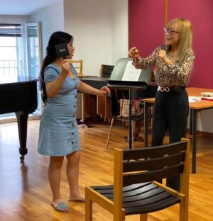 Sumi Jo Instagram - 🎶 Precious moments in #Austria🇦🇹 #매스터클래스 #오스트리아 #SumiJo #Masterclass ( see below) 
지난 일주일동안 잘츠부르그 모짜르테움대학에서 열렸던 매스터클래스, 잘 마쳤습니다. 비가 많이 왔다는... ㅎㅎ ☂️
이번엔 특히 중국 대만 홍콩 일본 한국학생들을 뽑았는데 공부기간 동안 실력도 좋아졌을뿐만  아니라 서로 아끼고 격려하며 친구가 되어가는 모습을 보니 더욱 더 뿌듯함을 느꼈답니다! 
파이널 콘서트에서 학생들이 개인랫슨후 모여 함께 연습한 'Barcarolle' 을 들었을때.. 
나도 모르게 눈물 뚝... 😁❤️😆

Sumi Jo Masterclass  @internationalesommerakademie held for a week at @mozarteumuniversity in #Salzburg Austria. It rained a lot..☂️ but the students enjoyed learning at their own pace and in the end, we had a lovely concert together! ( Especially I loved their 'Barcarolle' a lot!) 
I 'd like to thank @kati.lehismets @internationalesommerakademie and all the students who participated in #SumiJoMasterclass2023 
Much love, 
Sumi  xoxo⚘️

#SumiJo #masterclass #salzburg #Austria #Korea #China #Taiwan #HongKong #Japan #Opera #mozarteum #Operasinger #picoftheday #video #조수미 #perform #매스터클래스 #Performer #Artist #Singer #Peace #평화 🌟음악으로 세계를 하나로🌟
