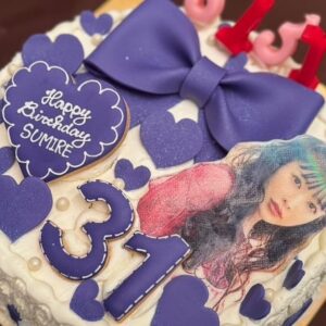 Sumire Yoshida Instagram - 🎂

12/28 最高すぎるお誕生日でした‼️🎂💗

サイサイ再始動、CDJ、誕生日🩷
チームの皆んながお祝いしてくれた！大好き😭🩷

このチームでサイサイでいれること。
かけがえのないメンバー、チーム、ファンのみんな、
私には宝物が沢山だぁ😭💗

辛いことや乗り越えなきゃいけないことがここ数年ありすぎて、人生ハードモードすぎやしねぇか？
ってなったこともあるけど、こういう日があるから生きていけるんだよな😭♥️♥️♥️♥️♥️
共に乗り越えられる仲間がいること、信じて待ってくれてるサイファミがいること、どこの神社よりも強力なお守りだと思っている🥰

そして新しい扉が開いた感じする🚪💗

サイサイ(3131)再始動の年に31歳とかおめでたすぎる🎊❣️
これからも私らしく生きていくぞ〜！！宜しくね❣️

みんなもメッセージやストーリーズ(全部見てるよ♡)、ステージに向かって叫んでくれてありがと！ラブ🥹💕

#サイサイ　#SILENTSIREN #サイレントサイレン