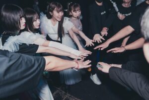 Sumire Yoshida Instagram - 🎂

12/28 最高すぎるお誕生日でした‼️🎂💗

サイサイ再始動、CDJ、誕生日🩷
チームの皆んながお祝いしてくれた！大好き😭🩷

このチームでサイサイでいれること。
かけがえのないメンバー、チーム、ファンのみんな、
私には宝物が沢山だぁ😭💗

辛いことや乗り越えなきゃいけないことがここ数年ありすぎて、人生ハードモードすぎやしねぇか？
ってなったこともあるけど、こういう日があるから生きていけるんだよな😭♥️♥️♥️♥️♥️
共に乗り越えられる仲間がいること、信じて待ってくれてるサイファミがいること、どこの神社よりも強力なお守りだと思っている🥰

そして新しい扉が開いた感じする🚪💗

サイサイ(3131)再始動の年に31歳とかおめでたすぎる🎊❣️
これからも私らしく生きていくぞ〜！！宜しくね❣️

みんなもメッセージやストーリーズ(全部見てるよ♡)、ステージに向かって叫んでくれてありがと！ラブ🥹💕

#サイサイ　#SILENTSIREN #サイレントサイレン