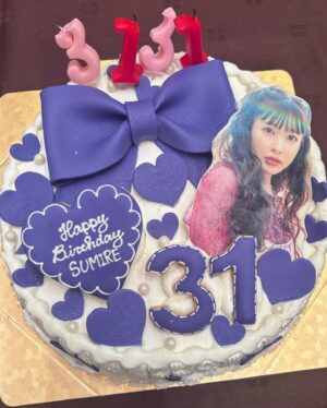 Sumire Yoshida Instagram - .
SILENT SIREN再始動一発目のステージ、CDJ来てくれたみんな本当にありがとう🥰♥️会場は超満員‼
しかも今日は私の誕生日！！一生忘れられない誕生日になった😭🩷🎂🫶🏻
️
2年ぶりのライブ、4年ぶりのCDJ、声出しライブも4年ぶりで感情どうなっちゃうんだろうと思ってたけど無事爆発しました😭🫶🏻✨
生きている感じがした・・・ やっぱバンド最高！！

本当にまた始まったんだなって感じ！

サイサイを絶対にまもっていかなきゃってずっとずっと思っていてやっと再始動できて、今日ステージに立った時、本当にサイサイを信じて守ってくれていたのはファンのみんなだと思ったよ。本当にありがとう 🩷

そして再始動でまた集まってくれたチームサイサイ。
記念すべき再始動一発目のサポートをしてくれた岸波ちゃん。

皆んながいてくれて今日が迎えられました🥹🫶🏻
本当に幸せだ😭♥️

今年大きな手術を受けてどうなっちゃうのか、生きた心地がしない日々が続いたけどまたステージに立つ日を目標にリハビリもしてきた。支えてくれたメンバーやチームにはとても感謝している🥹💕
生きててよかったなぁ〜まじで‼️‼️‼️‼️‼️命をかけてサイサイするしステージでは死ぬ気でライブする！

そしてサイサイからお知らせ📢♥️
(年明けに新曲リリース、そしてツアーやっちゃうよ！)

SILENT SIREN LIVE TOUR 2024
　「I’m Home」
2024年4月6日(土) 名古屋ボトムライン
2024年4月13日(土) 福島HIPSHOT JAPAN
2024年4月20日(土) Zepp DiverCity（TOKYO)

うちらのターンが来たんじゃないの！！
今の私たちと一緒に音楽で遊ぼう🫶🏻🩷会いに来てね🥰

#サイサイ #SILENTSIREN