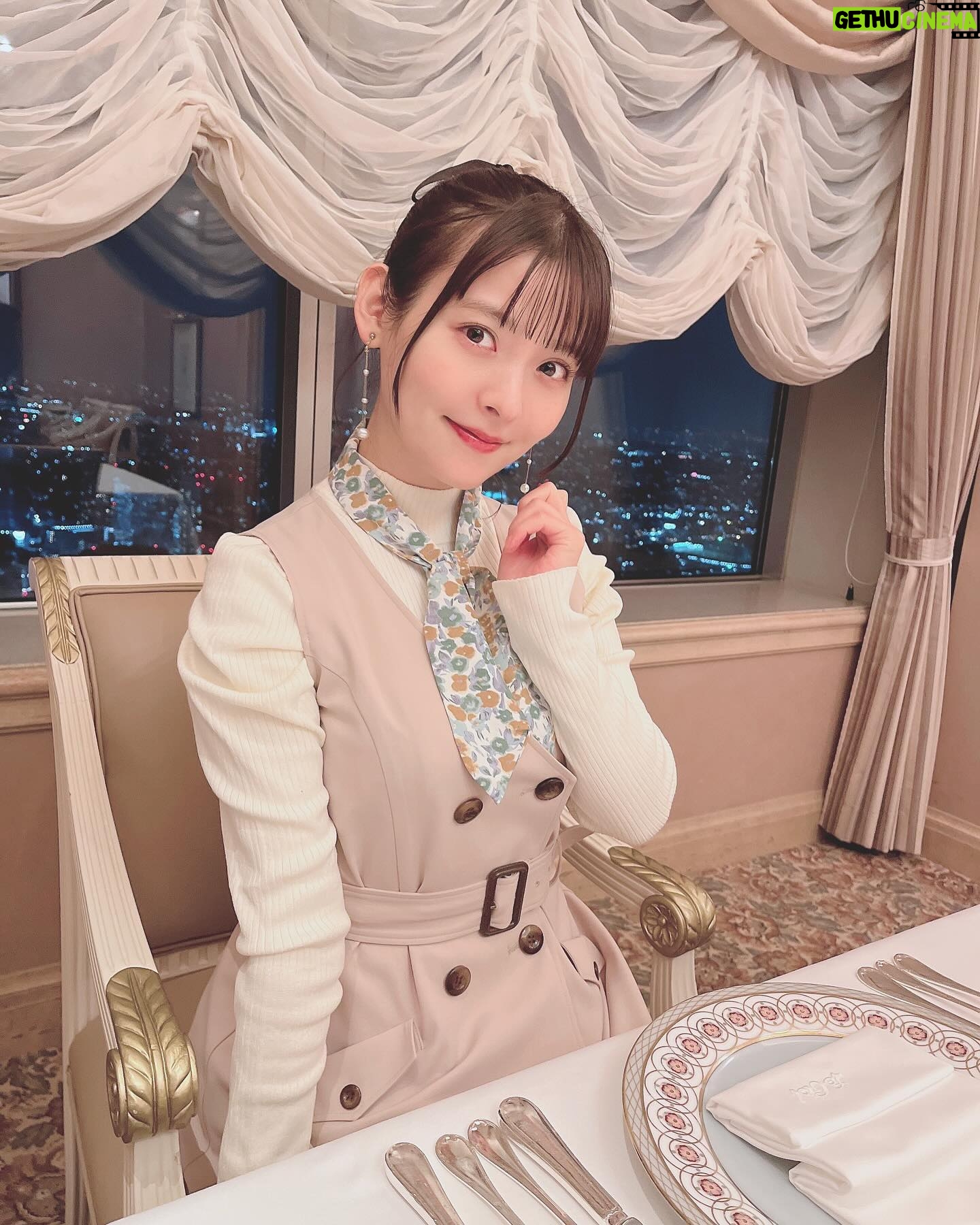 Sumire Uesaka Instagram - げつようび〜! そして、ゴールデンウィーク!ですねっ! 皆さま、すこやかにお過ごしですか? こちらは急に暑さを感じるお天気になりました!あつぅ!! 冷房のスイッチを入れる日も近いですぞ…?! ゴールデンウィークを大満喫なみなさまも、労働万歳!なみなさまも、楽しくすこやかに過ごせますようにっ! お写真はいつぞやの横浜のレストランロケのお写真です!横浜の〜!夜景〜!ひゃっほーい!! それでは皆さま、今週もすこやかにまいりましょう〜っ! #上坂すみれ